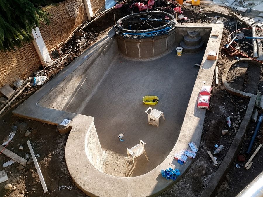 Estructura de hormigón para piscina con spa
