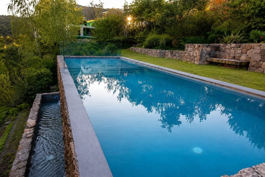 Piscina infinita con revestimiento y borde de piedra