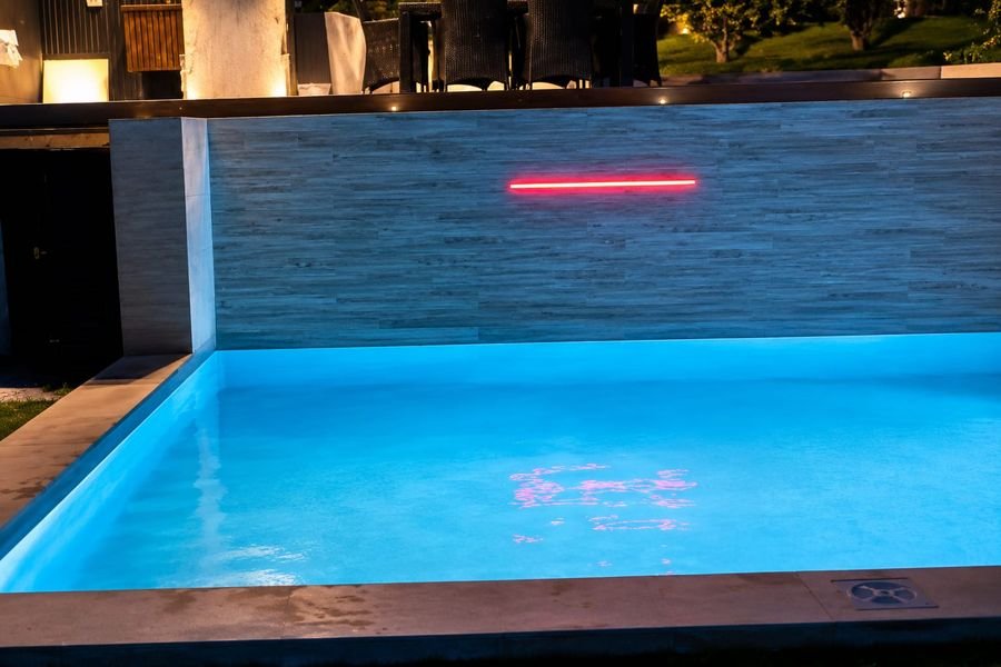 Muro con cascada e iluminación LED renovados